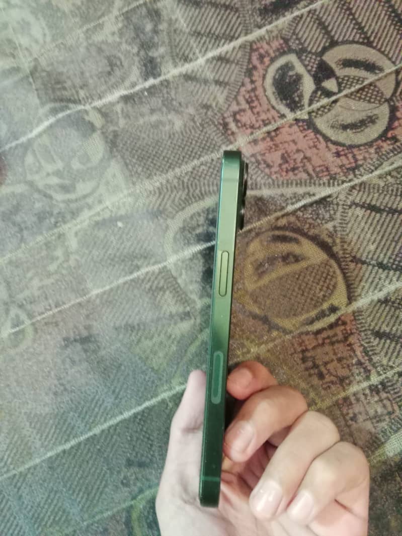 Apple iPhone 13 4