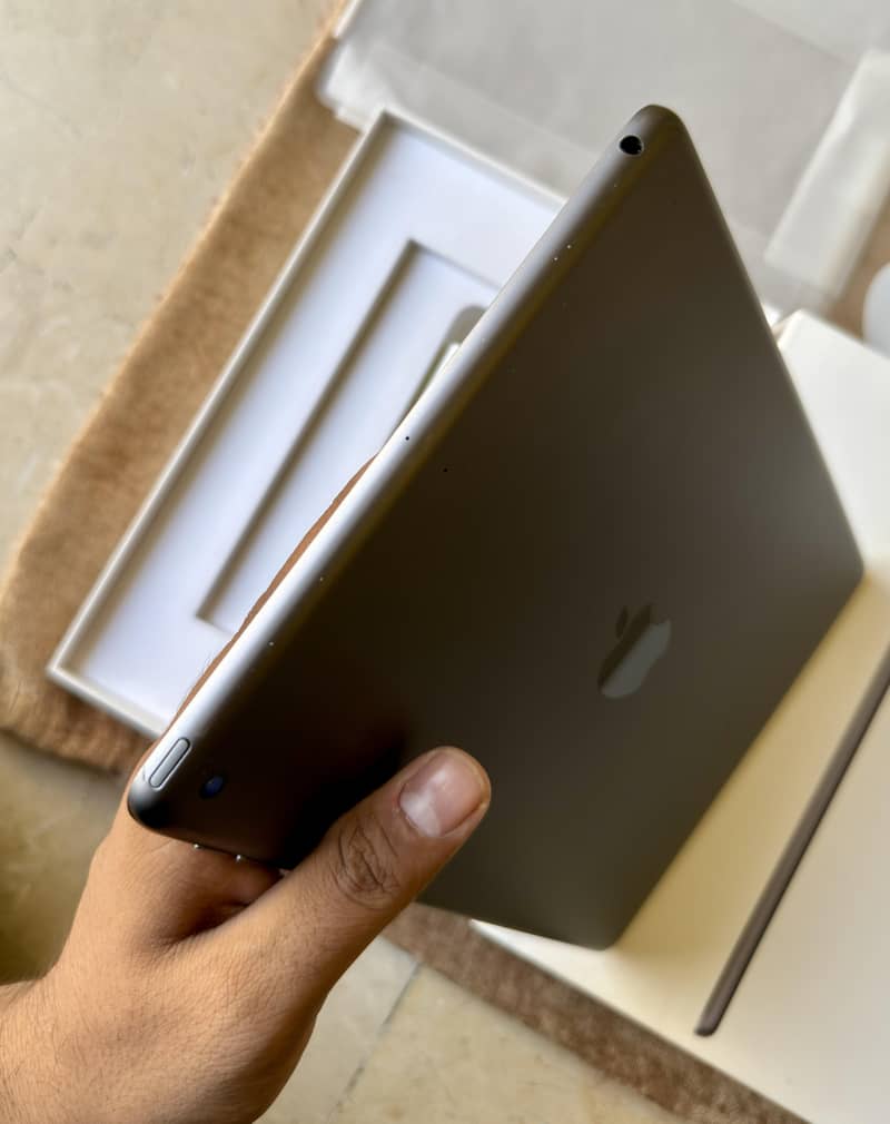 iPad 9th Gen Complete Box 5