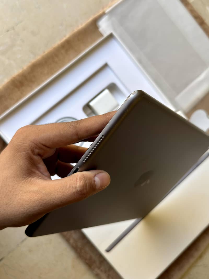 iPad 9th Gen Complete Box 7