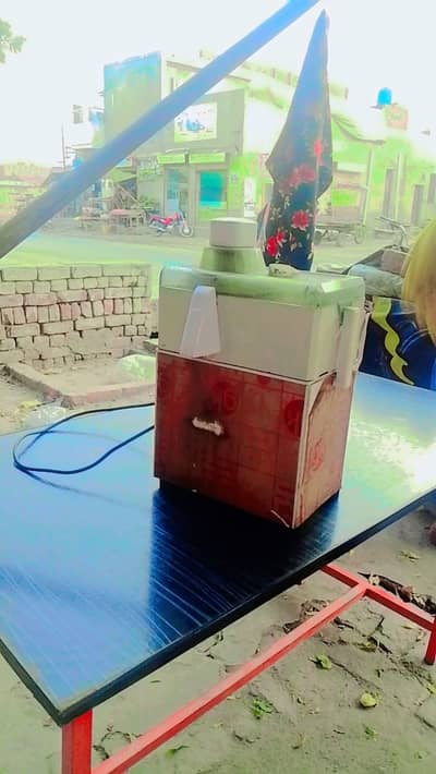 6 tabels and 1 gajar juice commercial machine