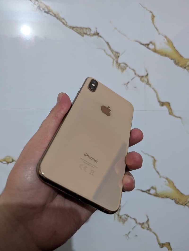 Apple iPhone XS Max 4