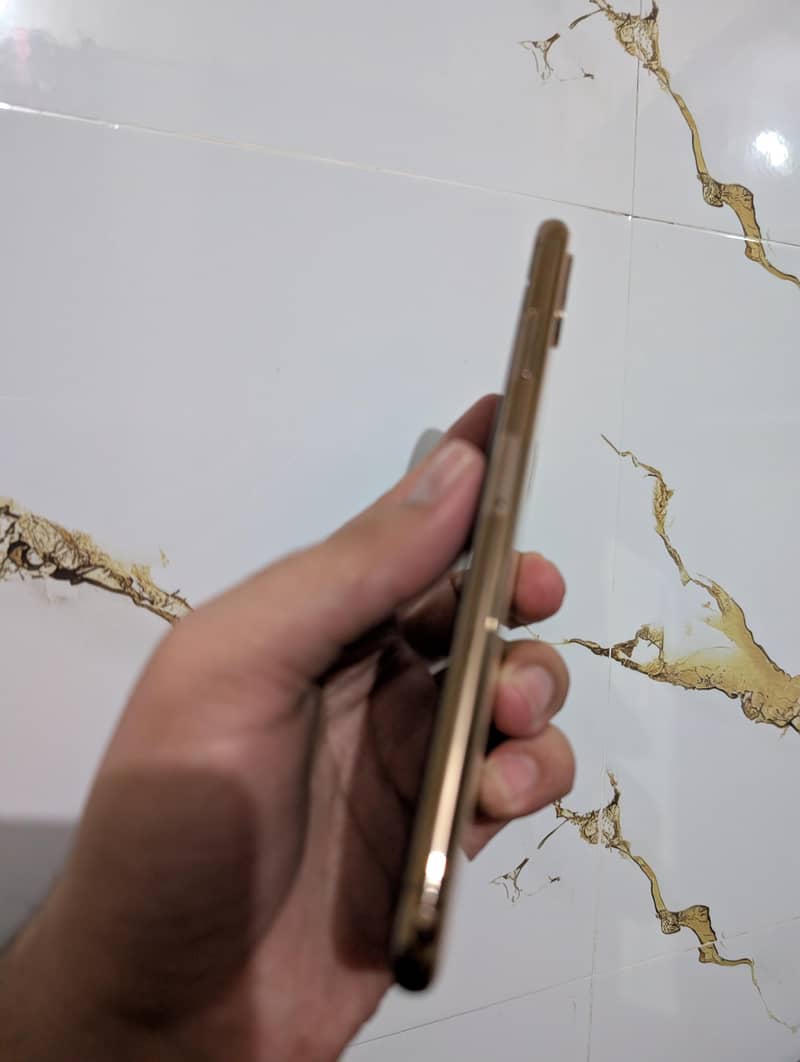 Apple iPhone XS Max 7
