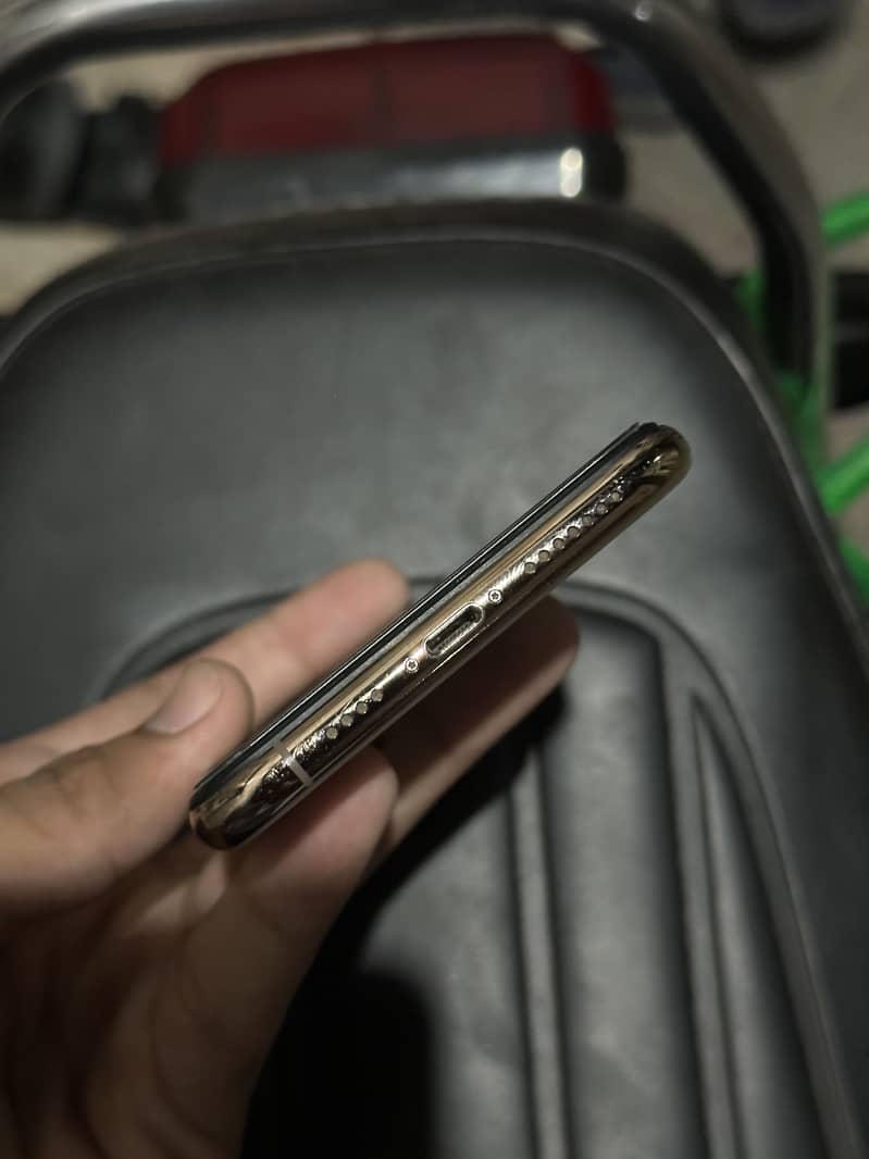 Apple iPhone 11 Pro Max 4