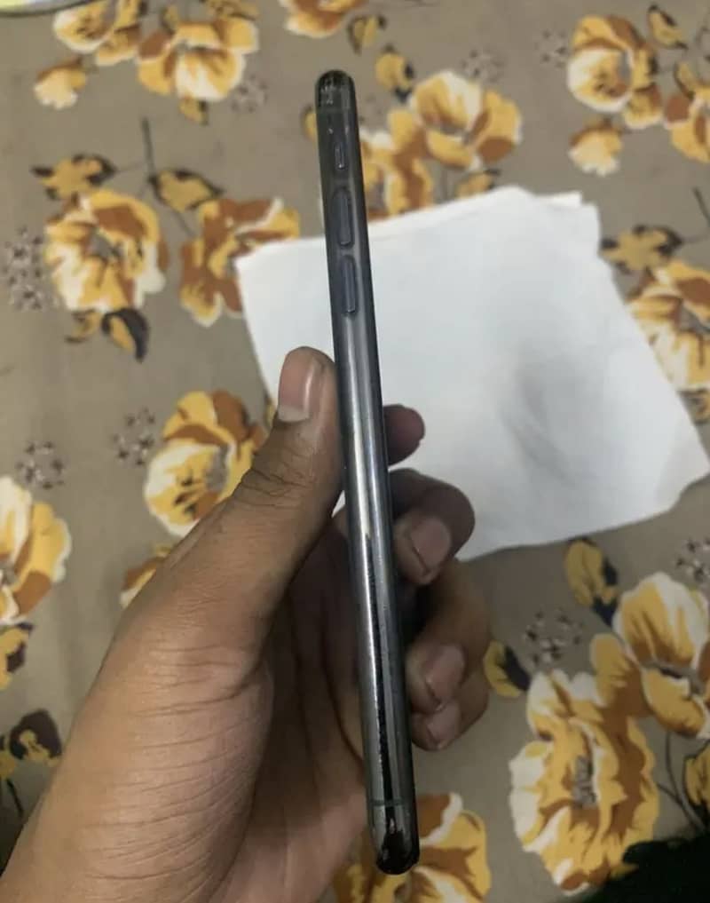 iPhone 11 Pro Max 4