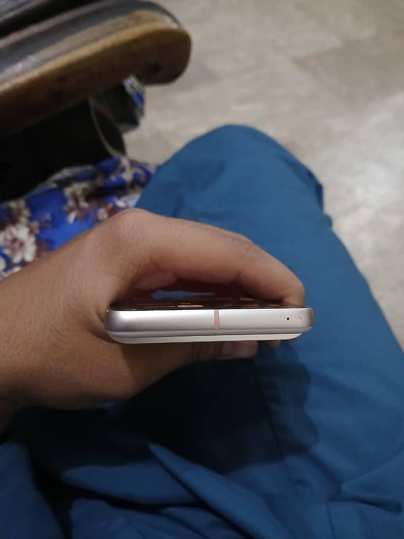 Google Pixel 8 4