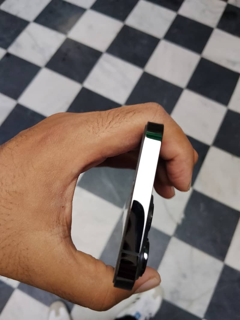 Apple iPhone 13 Pro 2
