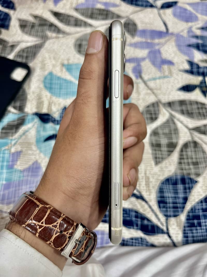 Apple iPhone 11 3