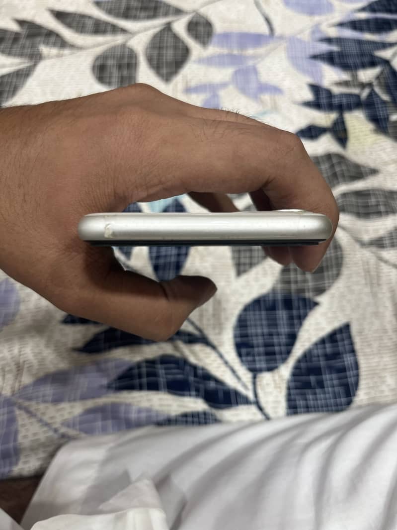 Apple iPhone 11 4
