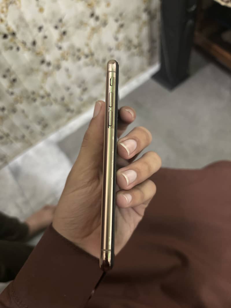Apple iPhone XS 6