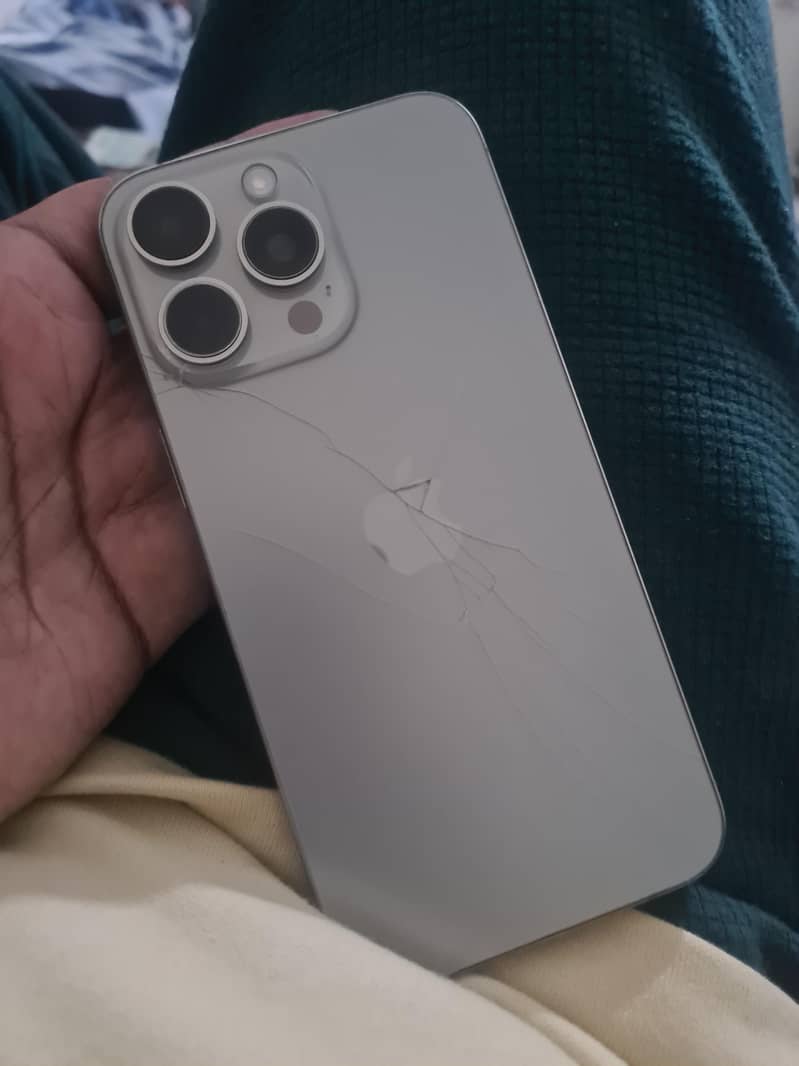 Apple iPhone 15 Pro Max 4