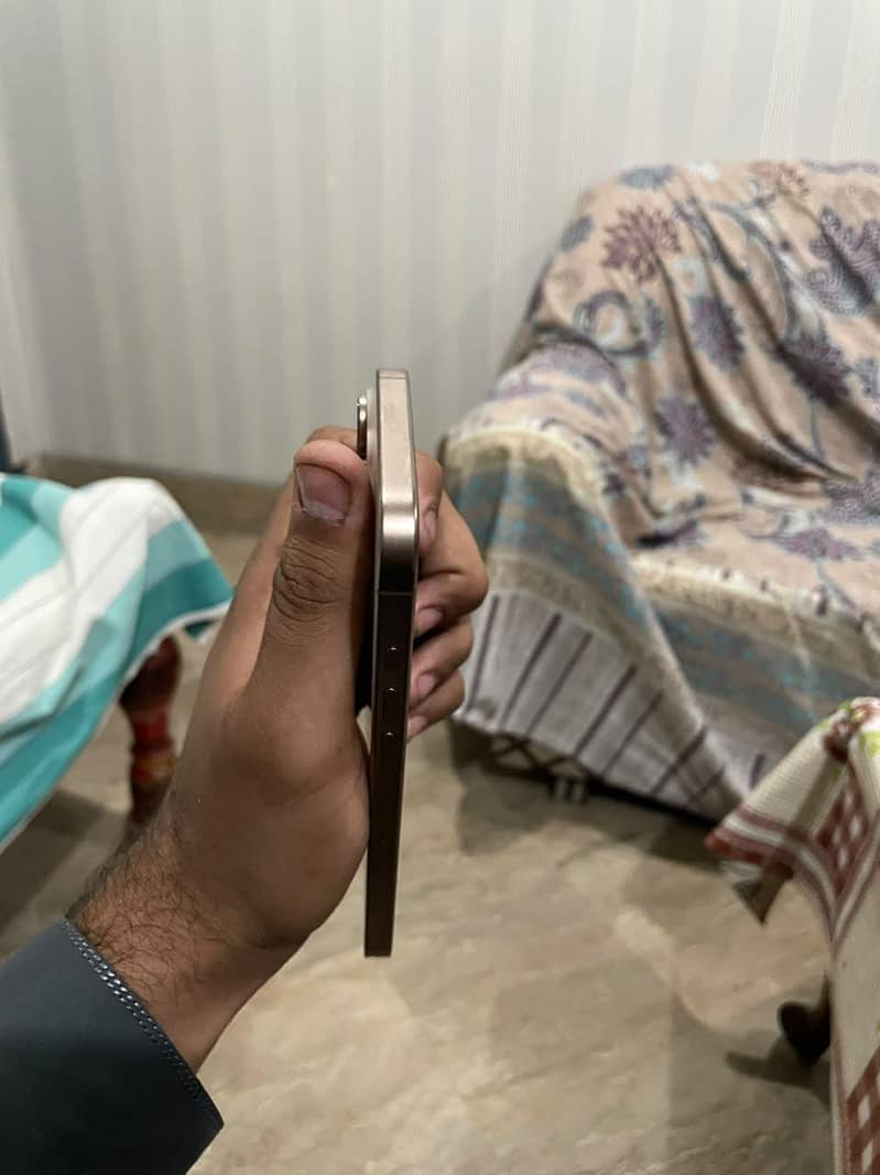 Apple iPhone 16 Pro Max 6