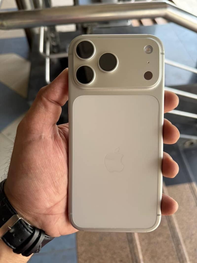 Apple iPhone 17 Pro Max 6