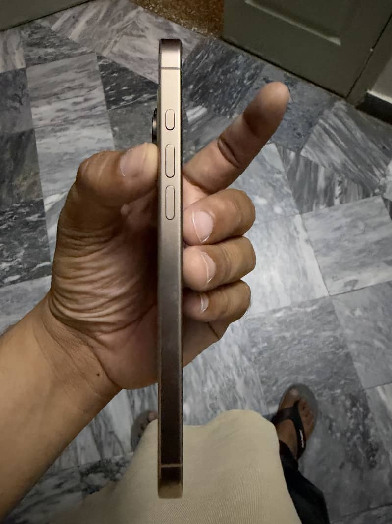 Apple iPhone 16 Pro Max 4