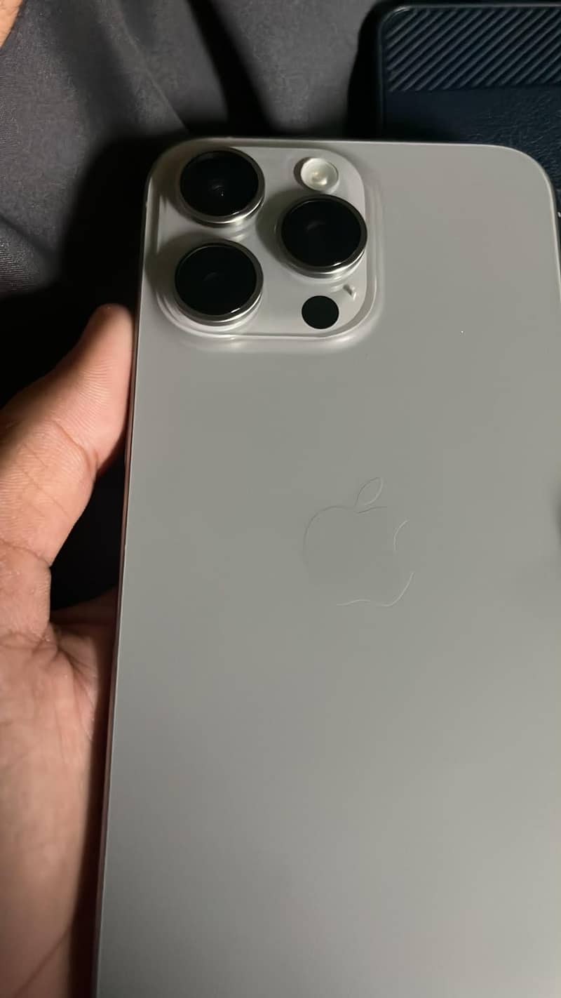 Apple iPhone 15 Pro Max 0