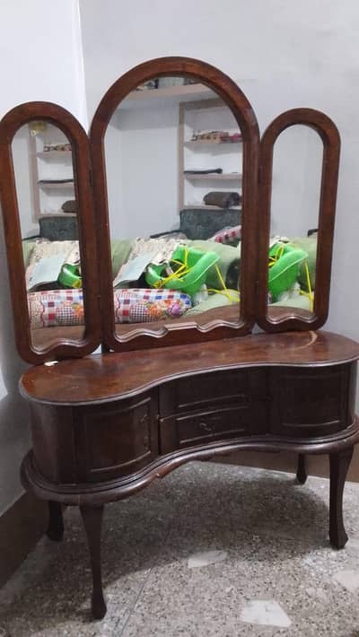 dressing table good condition