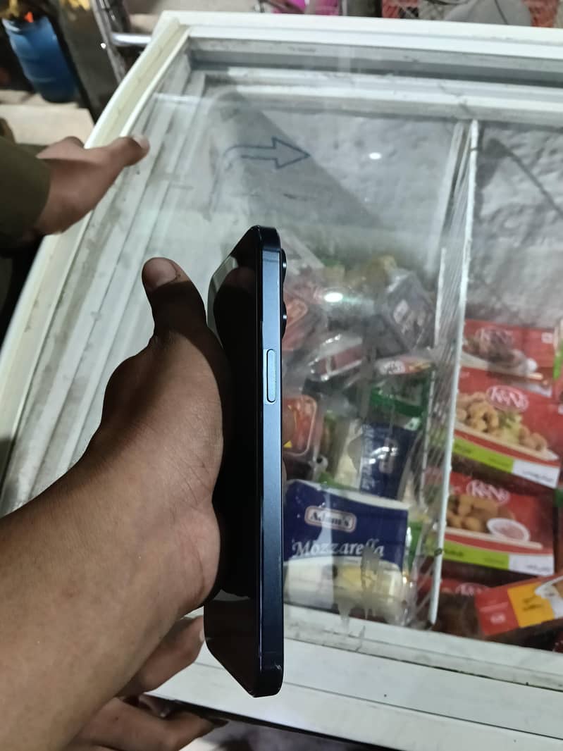Apple iPhone 15 Pro Max 2