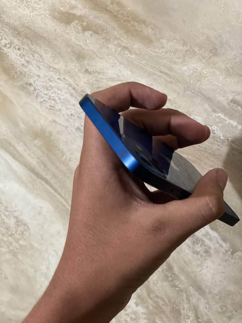 Apple iPhone 12 4