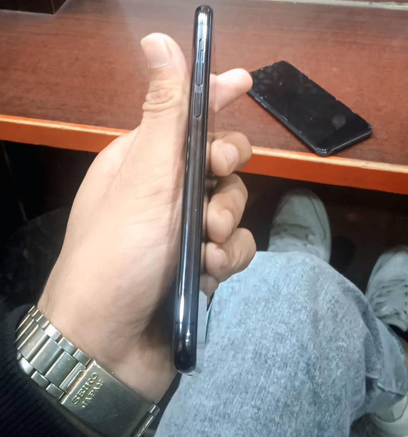 Apple iPhone 11 Pro 4