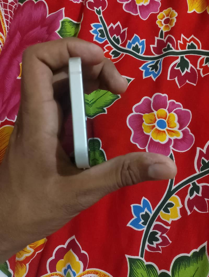 Apple iPhone 12 4