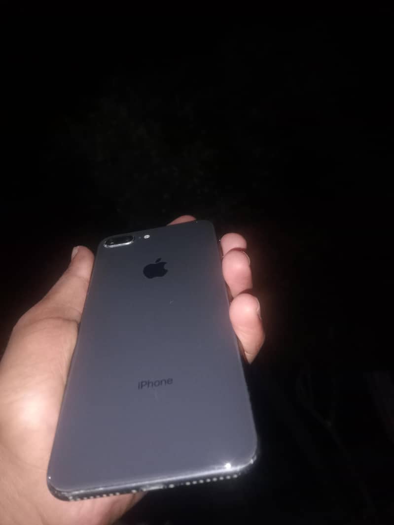Apple iPhone 8 Plus 3