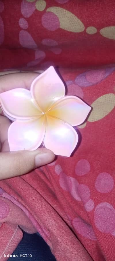 A BEAUTIFUL FLOWER CLIP VERY RARE TO FIND IMPORTED FROM DUBAI