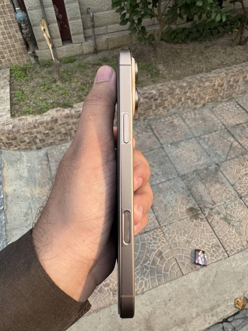 Apple iPhone 16 Pro Max 3