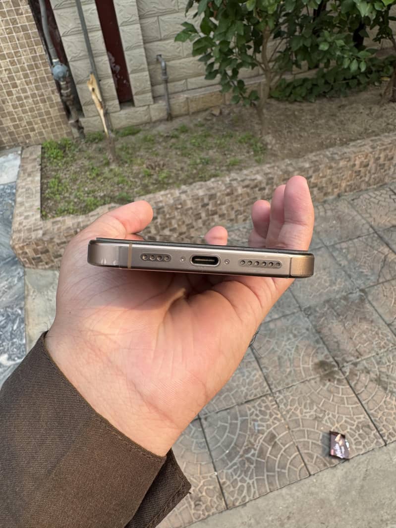 Apple iPhone 16 Pro Max 5