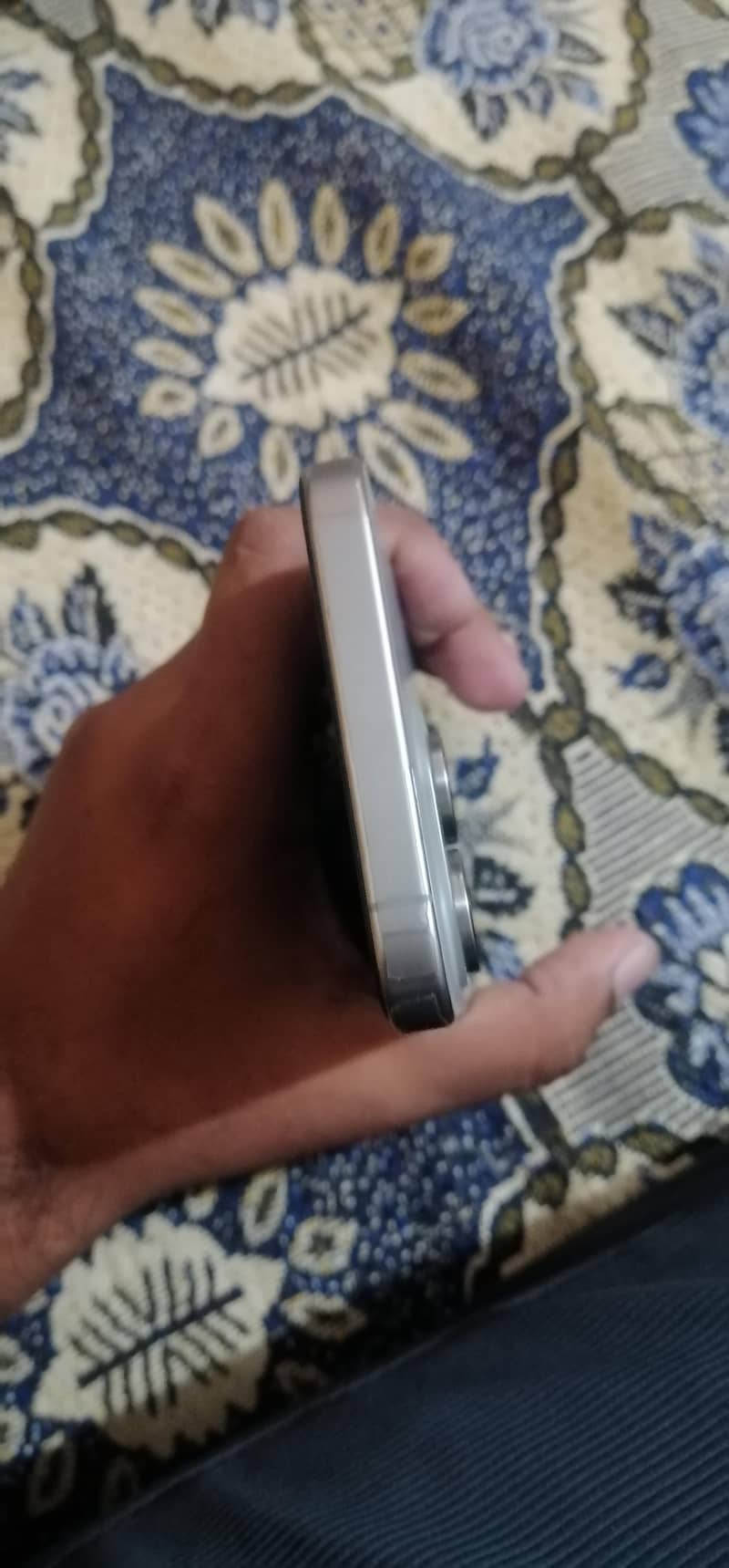Apple iPhone 15 Pro Max 2