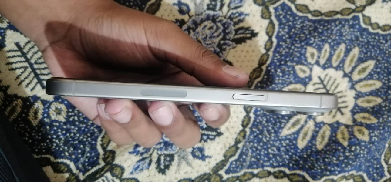 Apple iPhone 15 Pro Max 4
