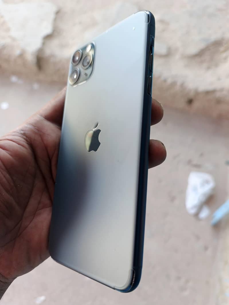 Apple iPhone 11 Pro Max 4