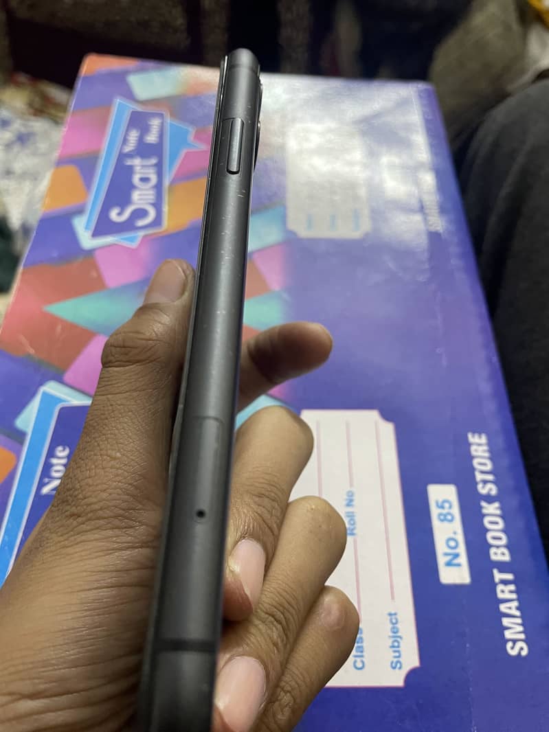 Apple iPhone 11 4