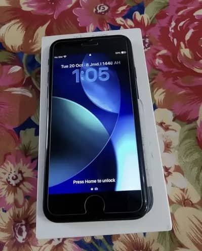 iPhone SE 2022 with box and cable