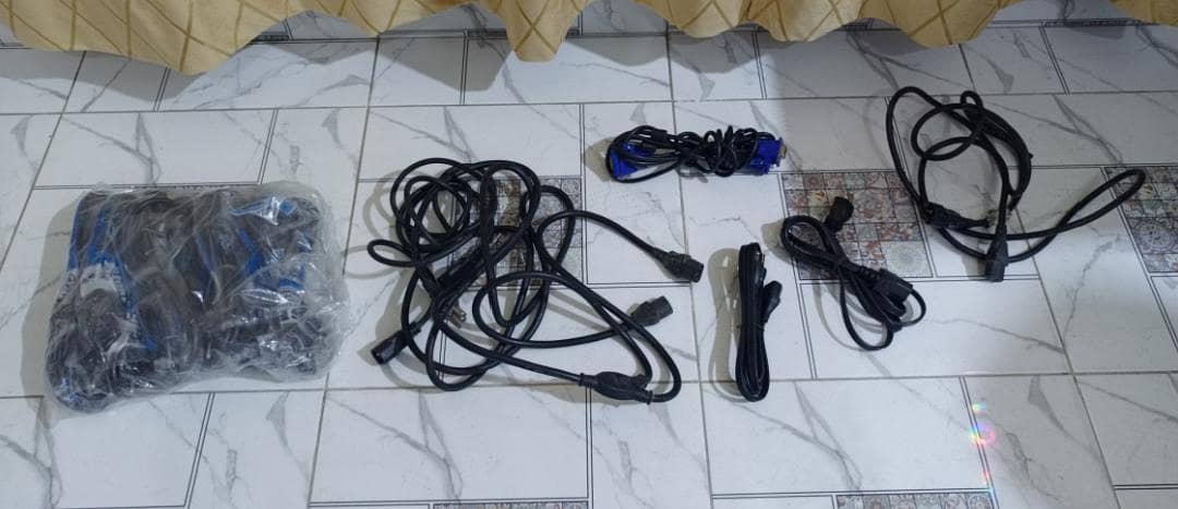 Power cable VGA Cable Available in Quantity 2