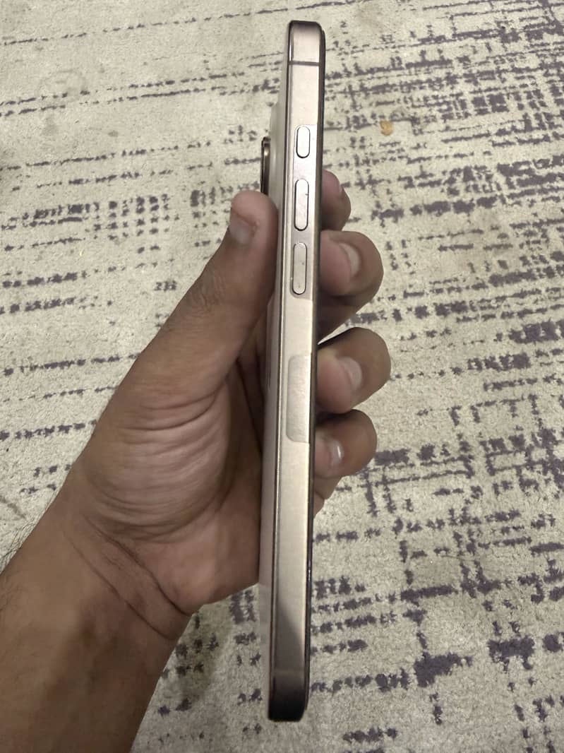 Apple iPhone 16 Pro Max 1