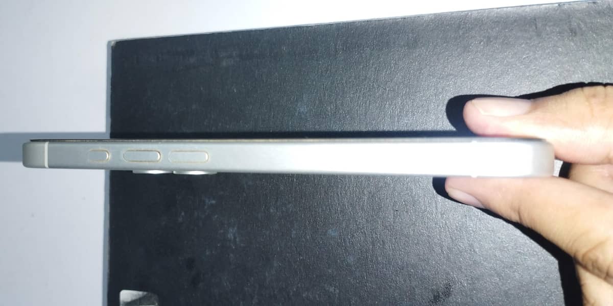 Apple iPhone 16 4