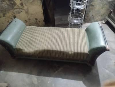 sofa sethi 2ha old strong wood ha ab aisi wood milti b nai