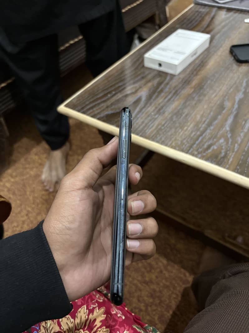 Apple iPhone 11 Pro Max 4