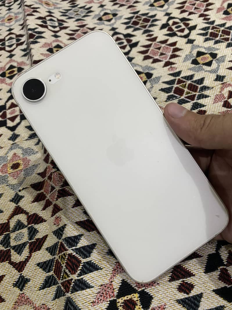 Apple iPhone 16e 1