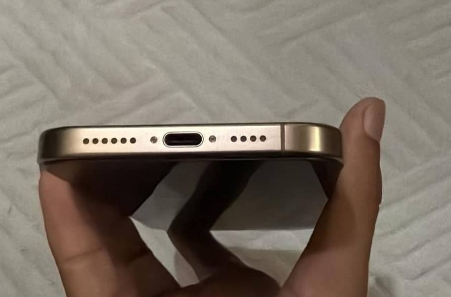 Apple iPhone 16 Pro Max 1