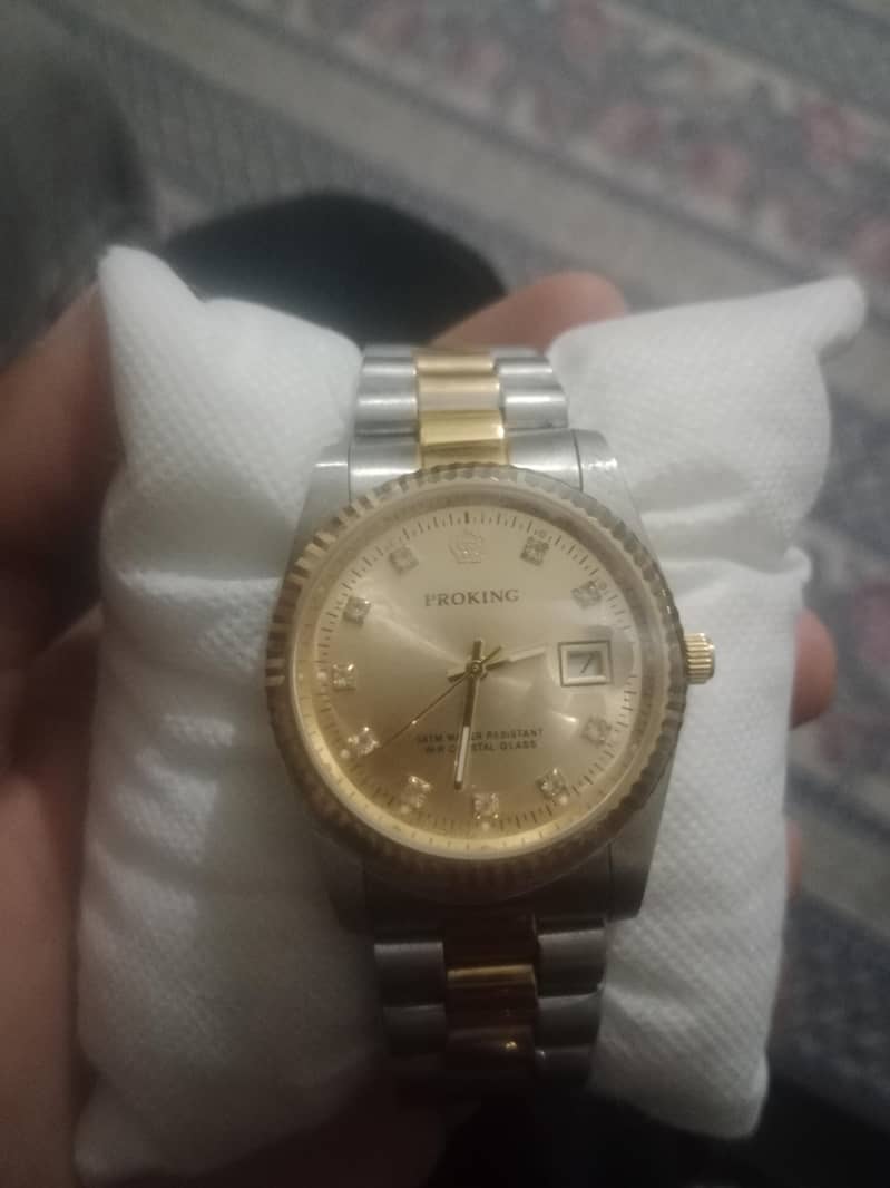 Men watch 0