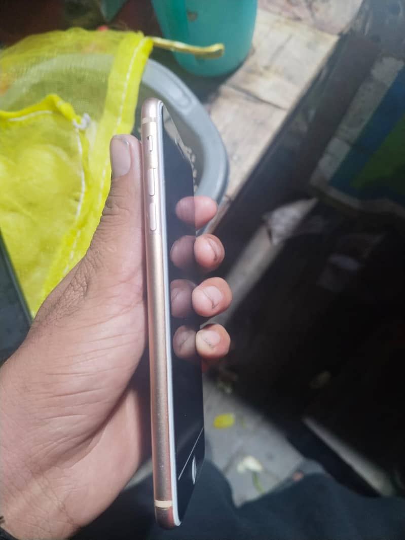 Apple iPhone 8 Plus 4