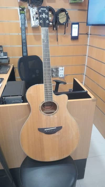 Yamaha APX 600 semi a acoustic