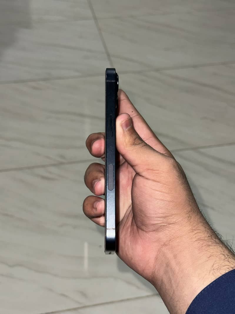 Apple iPhone 13 2