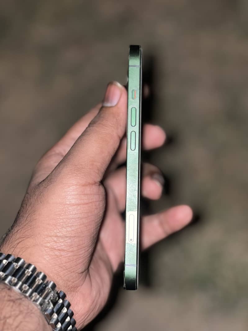 Apple iPhone 13 4