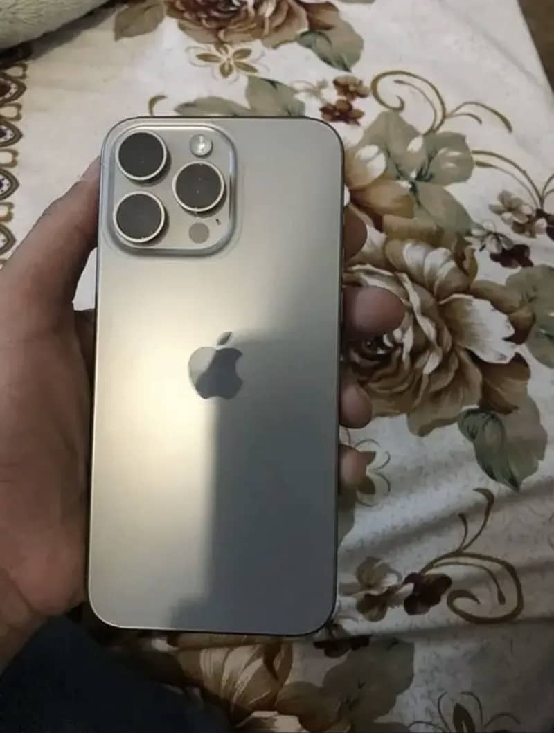 Apple iPhone 15 Pro Max 2