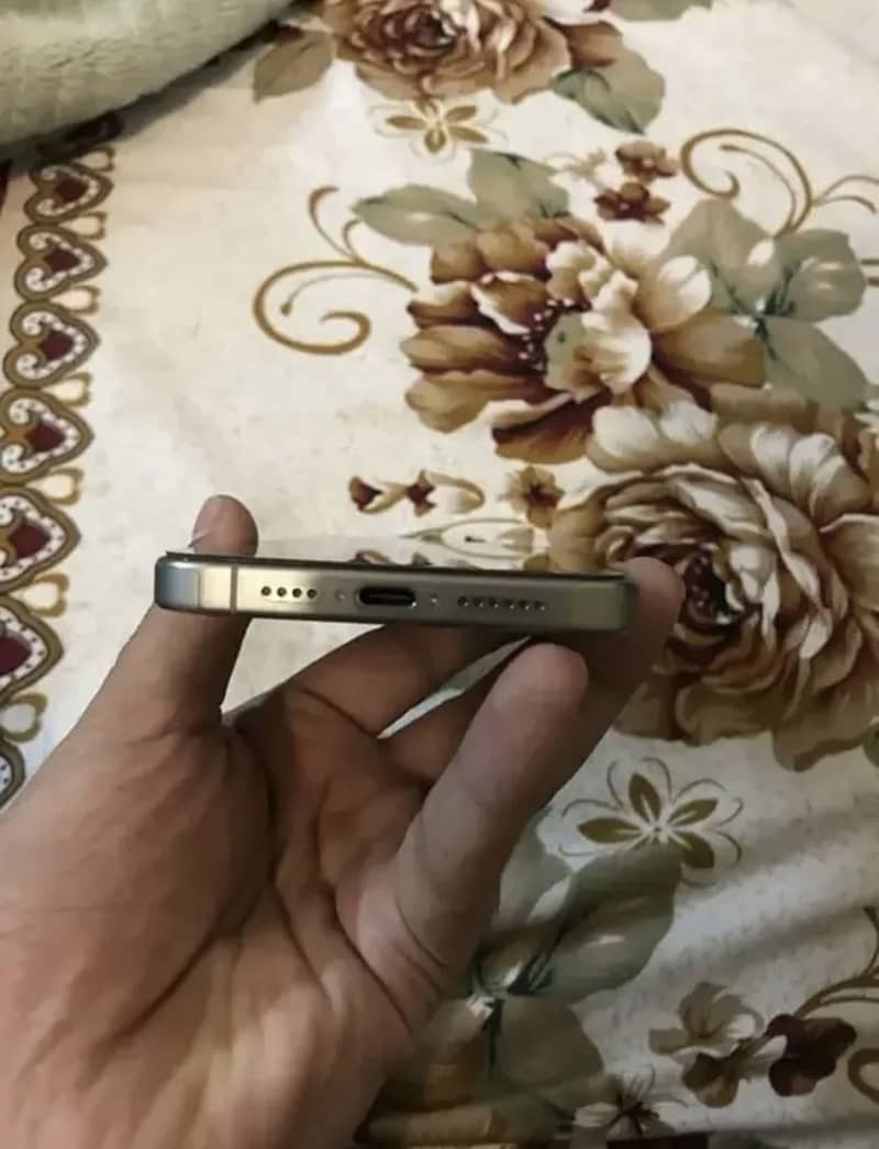 Apple iPhone 15 Pro Max 3