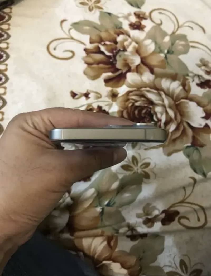 Apple iPhone 15 Pro Max 4