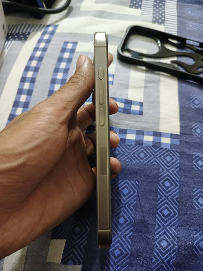 Apple iPhone 16 Pro 1