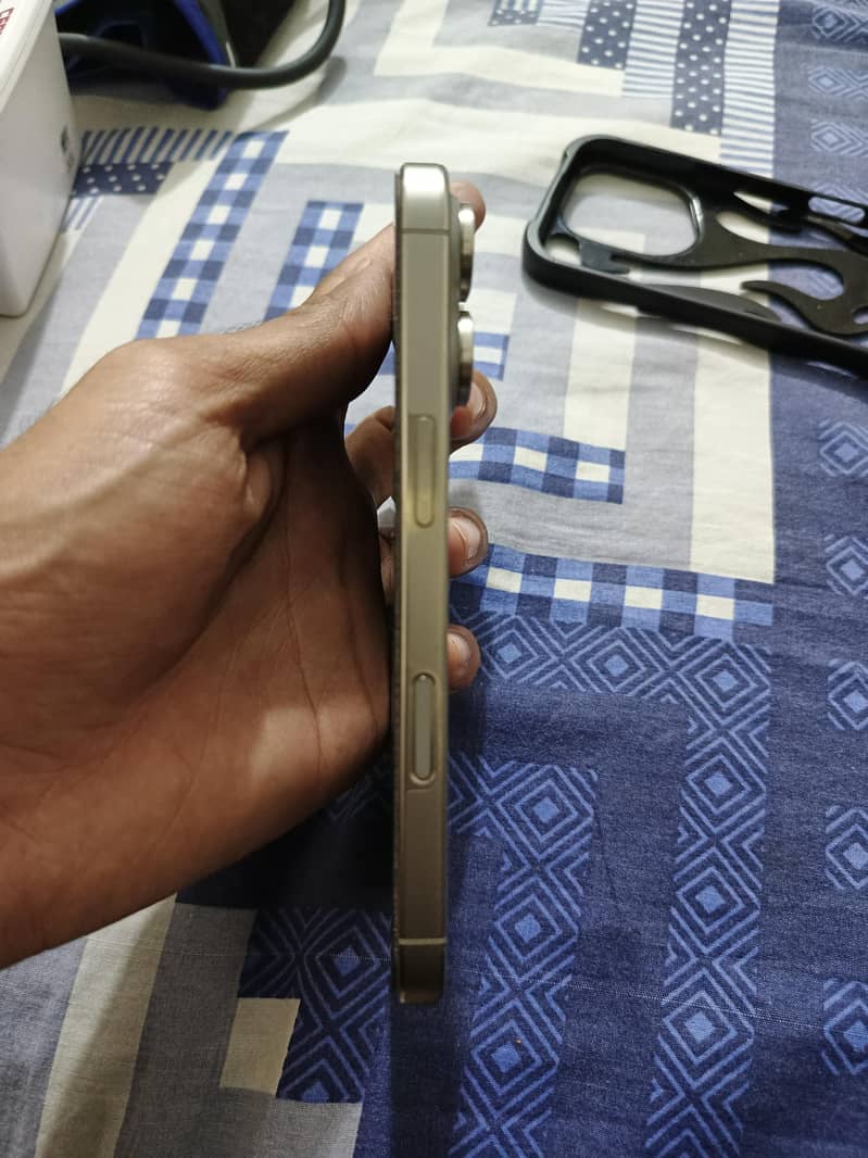 Apple iPhone 16 Pro 3