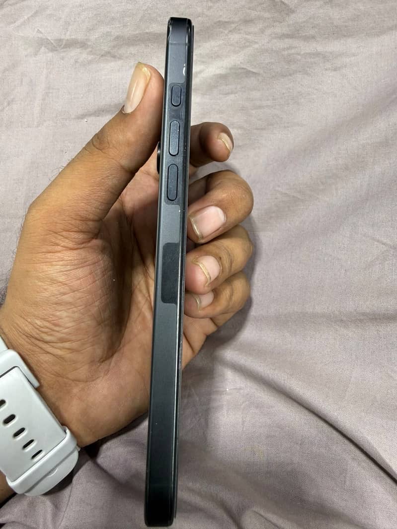 Apple iPhone 16 Pro Max 4